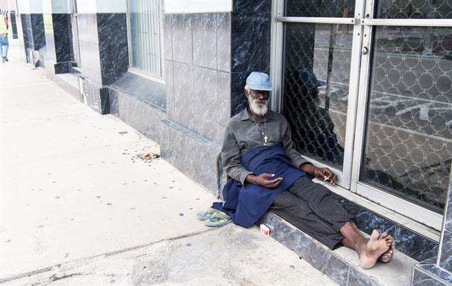 台剧一线小生晚年失智沦街友。非当事人，为示意图。（图／shutterstock授权）