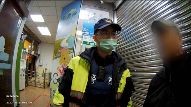 新北市中和警分局安平派出所及时拦阻诈骗，让民眾免于受骗上当。（中和警分局提供）