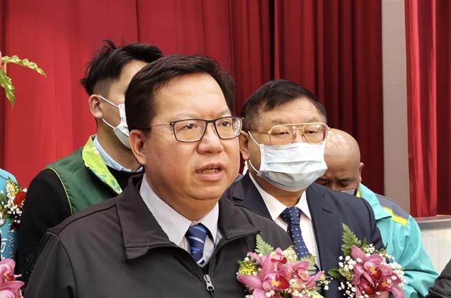桃园市长郑文灿还原昨日决策跨年是否改线上作业的经过。（黄婉婷摄）