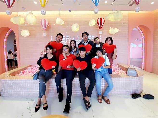 陈零和永庆同事们就像一家人，除了在工作上互助合作，大伙也时常出团旅游。(图/业者提供)