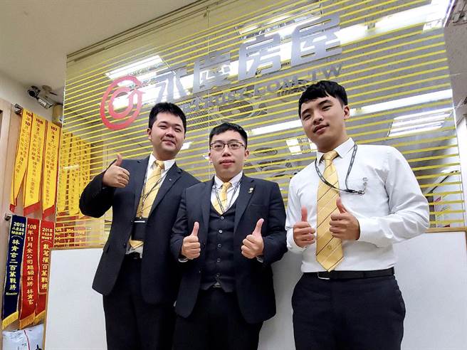 永庆房屋率先将成交行情揭露至门牌，让客户产生信任感，陈零和同事立志当诚实房仲!(图/业者提供)