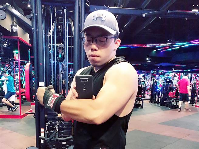 永庆房屋「弹性工作8小时」，让热爱运动的陈零，下班健身练出健美好身材。(图/业者提供)