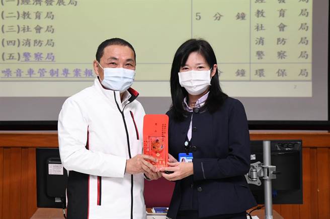 新北市长侯友宜于12月29日治安会报中表扬新光银行、中国信托、板信商业银行、国泰世华商业银行等共5名拦阻及协助查缉有功人员。（新北市刑大提供）