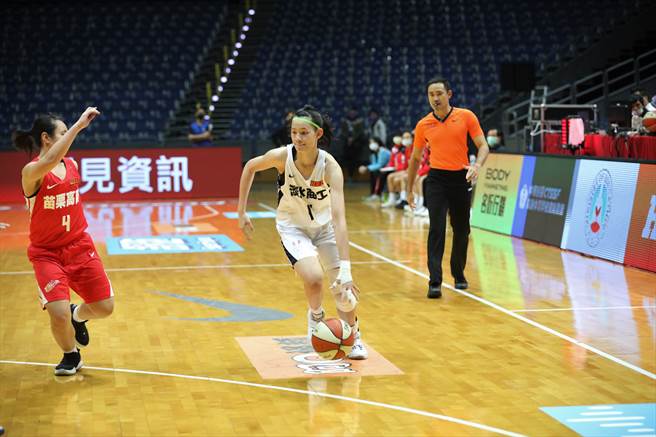 郭虹廷（中）努力用表現幫助球隊，預賽目前連續兩場比賽單場超過20分。（大會提供）