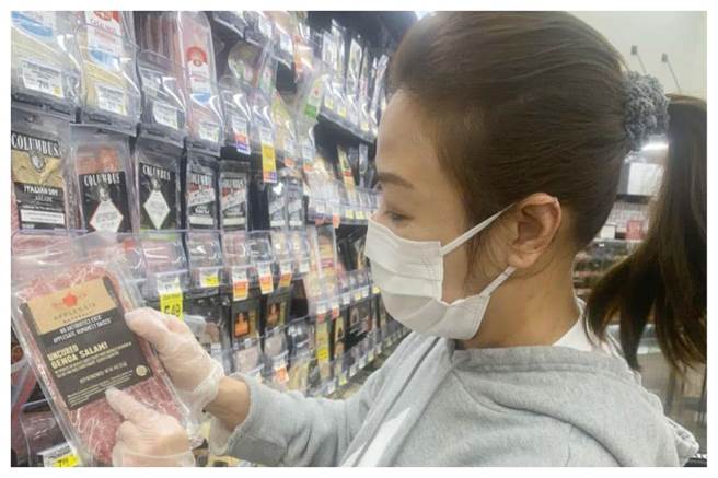 李彦秀在美国超市选购没有含莱克多巴胺的美猪。（图片摘自李彦秀脸书）