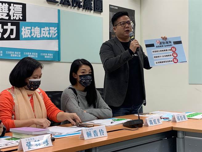 含有莱剂美国猪肉明起开放进口，民眾党立委邱臣远今列出政府三大缺失，炮轰政府承诺跳票。（林缙明摄）