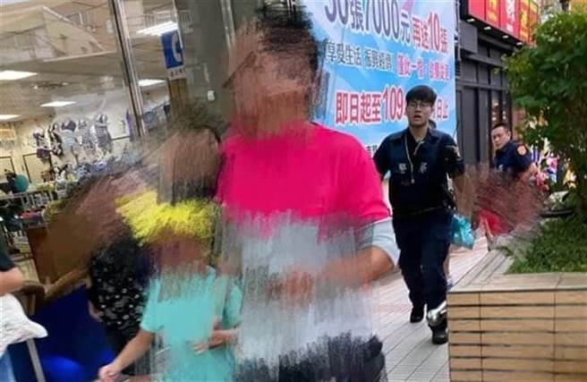 儿女遭6岁童射水枪，瑞芳侦查队长怒压男童头入水2秒遭起诉，图为事发时男童父亲带他离开画面。(中时资料库)