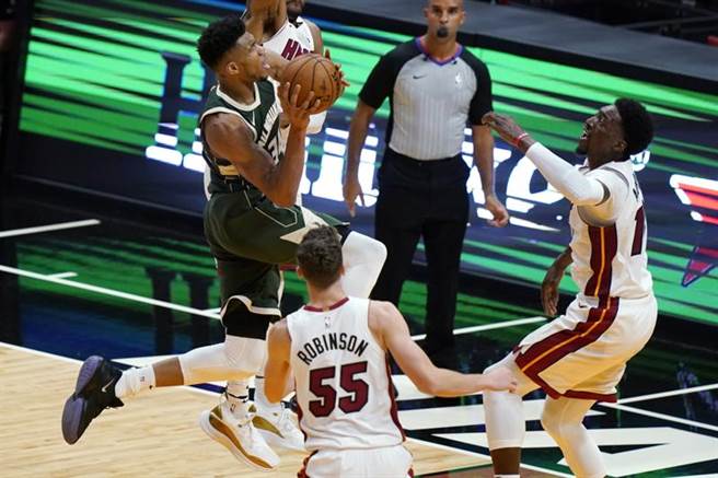 公鹿昨天大贏熱火47分，今天立刻不敵邁阿密大軍，阿提托康波雖然繳出大三元成績單，但也無力回天。(美聯社)