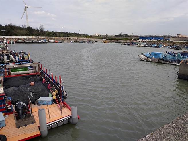 大安区塭寮渔港设施设备不足，稍有不慎就会连人带渔获跌入海中。（陈淑娥摄）