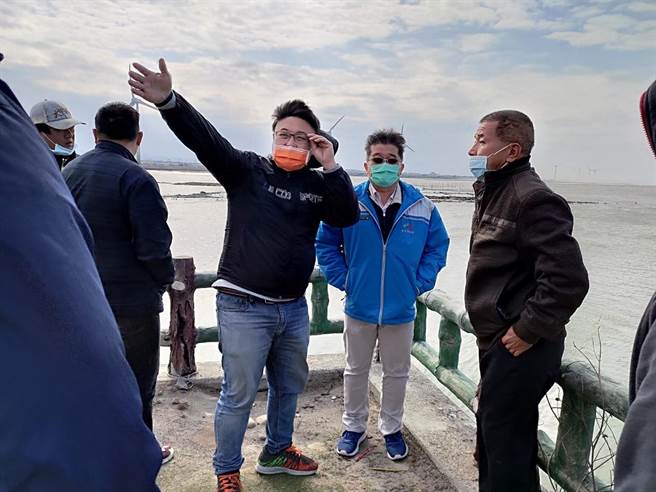 市议员施志昌31日邀相关单位会勘，要求设置浮动码头与双轨吊车。（陈淑娥摄）