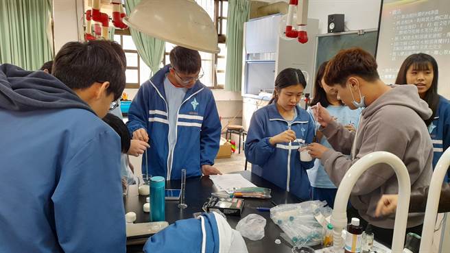 新北市中和高中结合4节的弹性学习时间，邀请7所大专院校、共18个系所的教授，为高二18个班级学生、共650人，规画开授18门各具特色的学术性营队课程。（中和高中提供）