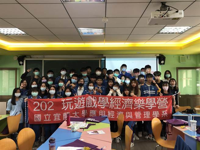 新北市中和高中结合4节的弹性学习时间，邀请7所大专院校、共18个系所的教授，为高二18个班级学生、共650人，规画开授18门各具特色的学术性营队课程。（中和高中提供）