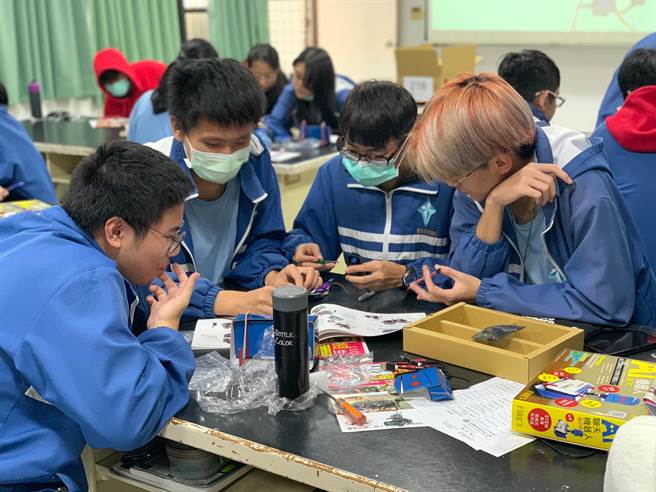 新北市中和高中结合4节的弹性学习时间，邀请7所大专院校、共18个系所的教授，为高二18个班级学生、共650人，规画开授18门各具特色的学术性营队课程。（中和高中提供）