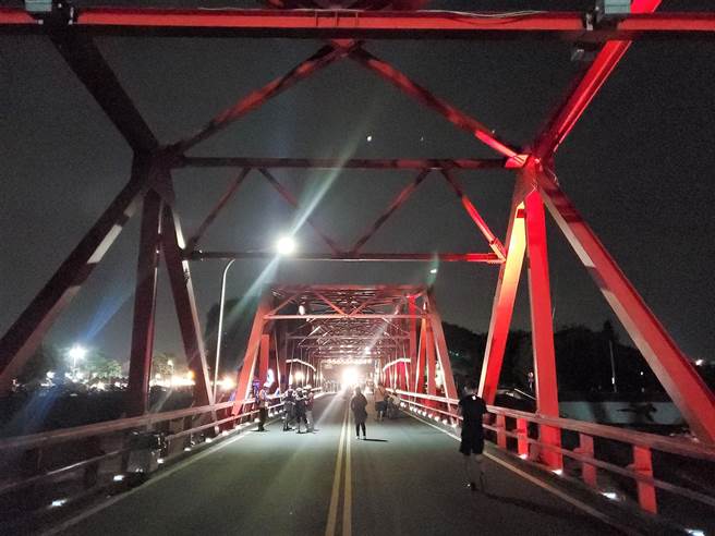 西螺镇公所今天（31日）下午紧急宣布今晚西螺大桥下的跨年晚会改线上直播，西螺大桥也取消封桥管制，呼吁民眾不要上桥观看烟火。（周丽兰摄）