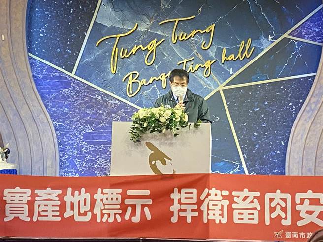 台南市長黃偉哲針對政院宣布地方自治條例牴觸中央無效，強調尊重中央依循體制所做的決定。（曹婷婷攝）