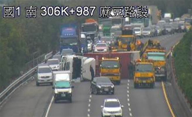國道1號南下306K、台南麻豆段今（31）日下午1時許發生車禍，一輛貨櫃車在公路上突然翻覆。（圖／翻攝自國道監視器）
