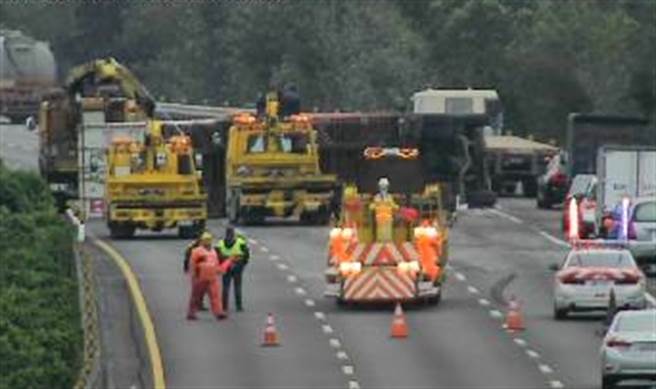 國道1號南下306K、台南麻豆段今（31）日下午1時許發生車禍，一輛貨櫃車在公路上突然翻覆。（圖／翻攝自國道監視器）