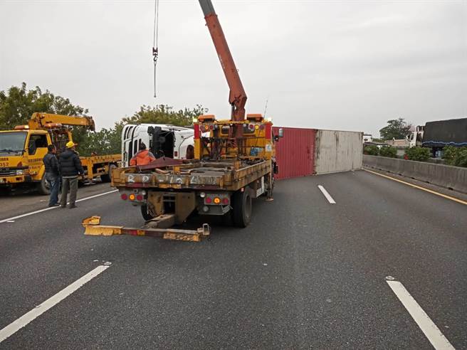 国道1号南下306.7K麻豆路段今天中午12点40分发生连结车翻覆意外。（读者提供／刘秀芬台南传真）