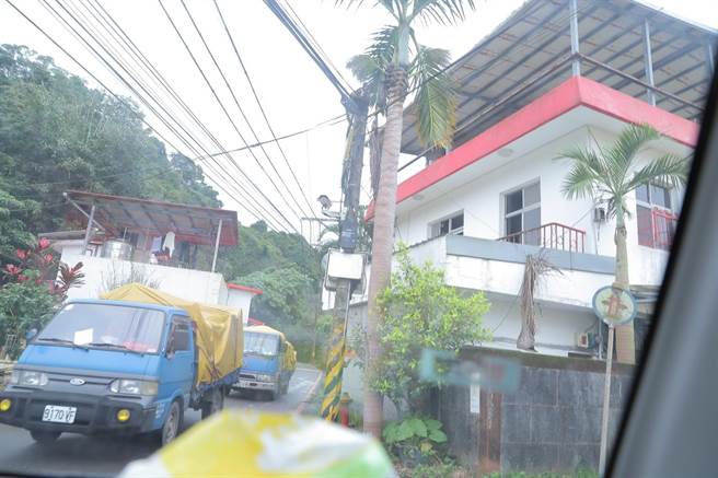 新北市土城区青云路462号在非都市计画土地内，道路年久未修復，边坡不断剥落、毁损，路面宽度只剩5米，货车、小型车会车不易。（图由民眾提供）