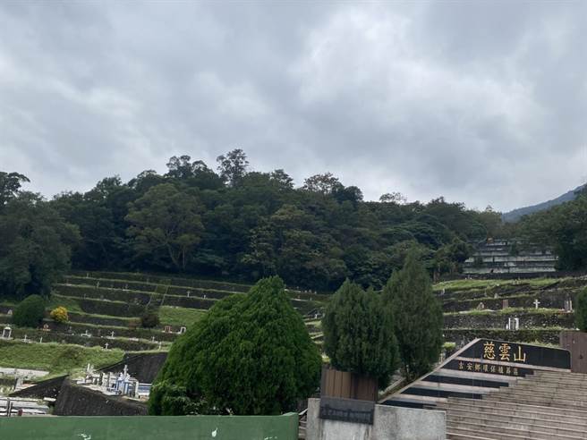 评鑑委员至慈云山殡葬园区实地考评，肯定整体环境庄严寧静，环保植葬锦盒、植葬区设施与绿美化的植葬成效及创设服务良好。（罗亦晽摄）