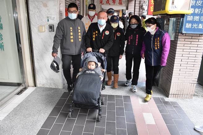 苗栗县长徐耀昌31日上午视察头份市中正路骑楼整平工程，推着娃娃车体验整平后方便性。（谢明俊摄）