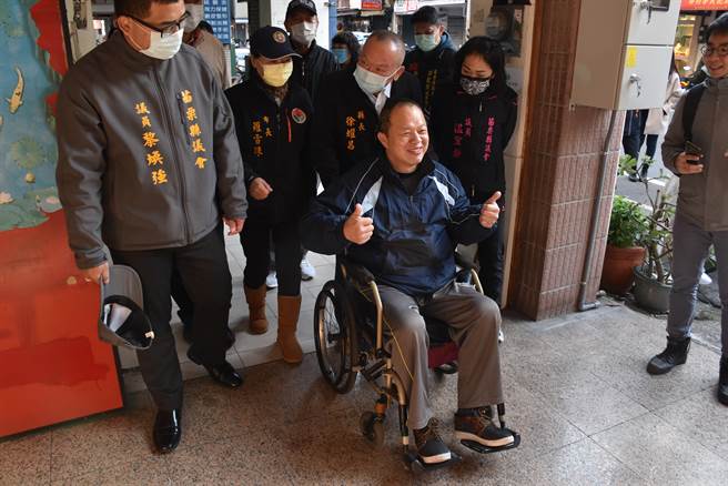 苗栗县长徐耀昌31日上午视察头份市中正路骑楼整平工程，残障朋友都肯定骑楼比以前好走了。（谢明俊摄）