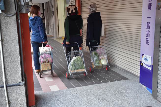 头份市中正路上、下公园间骑楼已经大致整平，让菜篮族的妈妈们更方便拉菜车了。（谢明俊摄）