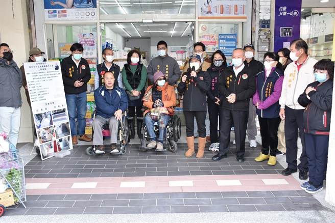 苗栗县长徐耀昌31日上午视察头份市中正路骑楼整平工程，县议员黎焕强请求县长扩大实施。（谢明俊摄）