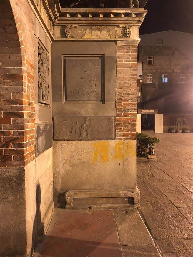 从外墙、门口、后殿、甚至木门、拱门、香炉都无一幸免。（本报资料照）