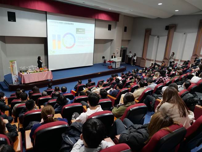 玉米原料制环保餐具正夯，开南大学「绿色主义」讲座热烈。(戴志扬翻摄)