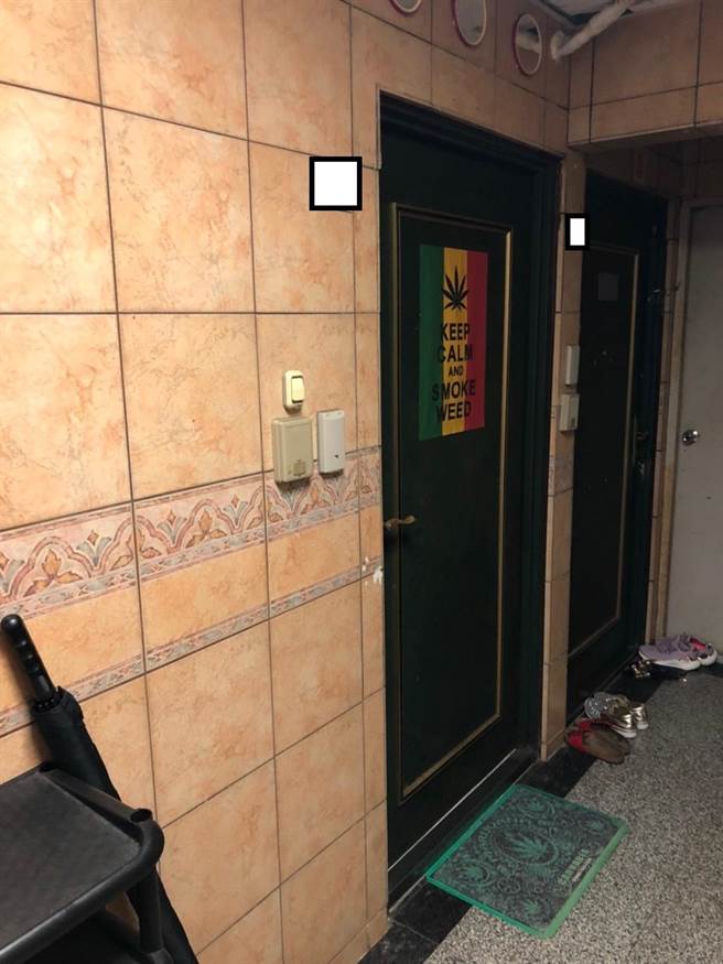 警方发现，黄嫌竟在门口张贴「哈草保持镇定」的海报，入内搜索还真的有大批大麻植株。（翻摄照片／林郁平台北传真）