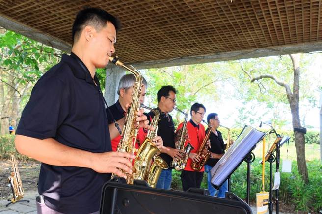 原订20211年1月1日举办的虎头埤元旦儿童写生比赛延期，但街头艺人的音乐演出与当地的小农湖畔市集仍然照常。（台南市观旅局提供／刘秀芬台南传真）