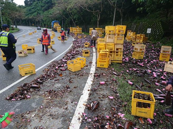 一台载满1000多箱米酒的大货车准备送货行经台9县花莲瑞穗乡舞鹤山大弯道时，疑因闪后方来车，过弯太急导致货物掉落，浓浓酒味让公路清洁人员直呼「都快酒醉了」。（民眾提供／罗亦晽花莲传真）