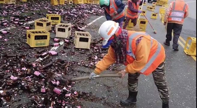 一台载满1000多箱米酒的大货车行经瑞穗舞鹤山大弯道时，疑因过弯太急导致8成米酒掉落碎满地，浓浓酒味让公路清洁人员直呼「都快酒醉了」。（民眾提供／罗亦晽花莲传真）