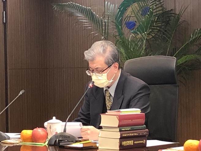 银行局副局长黄光熙公布开放银行第二阶段的首波核准名单。图／魏乔怡