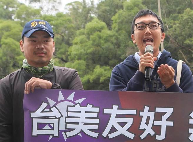 民间团体今晚举办「民主头七，静默游行」跨年晚会，向政府表达反对莱猪进口的声音。（报系资料照）