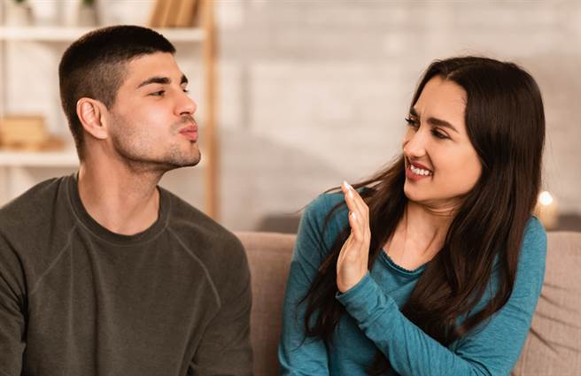 台南一位宅配工人用亲了一位女子一下，惨被告性骚扰，判拘役20天。（示意图／Shutterstock）