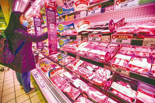 莱克多巴胺美猪从2021年1月1日起进口台湾，消费者仔细挑选架上肉品。（本报资料照片）