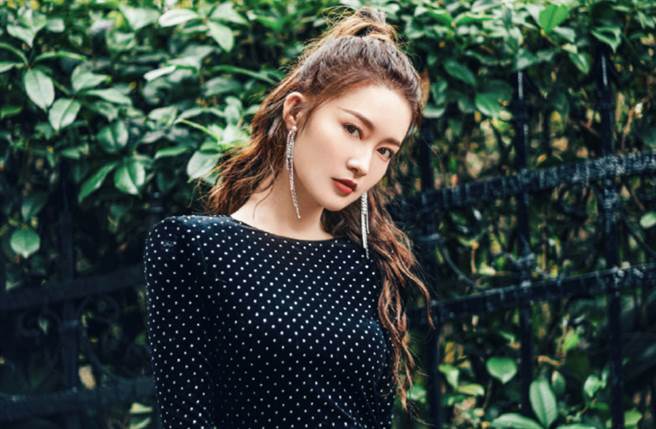 大陆女星李沁穿上一袭Dundas黑白波点连衣裙展现出S曲线。（图／摘自微博@李沁工作室）