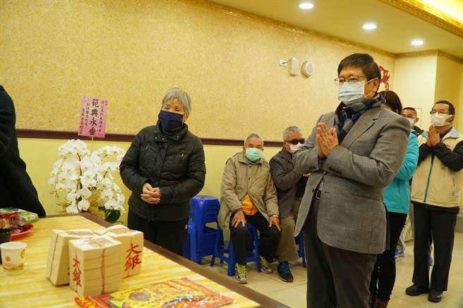 客家山歌大師徐木珍日前辭世，新竹縣長楊文科（右二）今（31日）前往捻香致意。（莊旻靜攝）