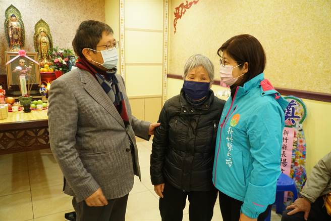 客家山歌大師徐木珍日前辭世，新竹縣長楊文科（左）今（31日）前往捻香致意，也慰問家屬。（莊旻靜攝）