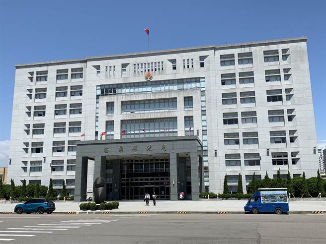 苗栗县政府将照常举办元旦升旗典礼，安排表演及摸彩活动，并因应疫情要求参加者须戴口罩，加强落实实联制。（何冠娴摄）