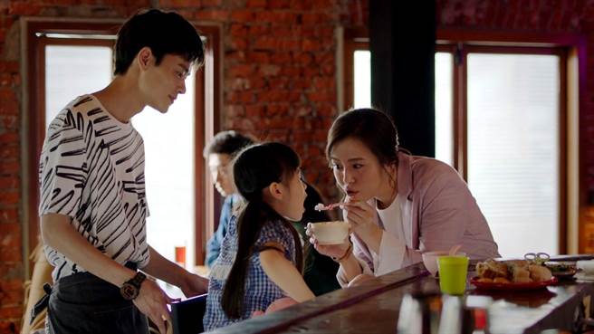 刘品言在《未来妈妈》与夏腾宏有许多对手戏。（三立提供）