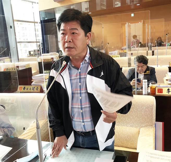 台中市议会国民党书记长陈政显痛批说，党团将做市府后盾，强力要求市府落实食安条例，未来也不排除声请释宪或与民眾一起走上街头。（陈世宗摄）