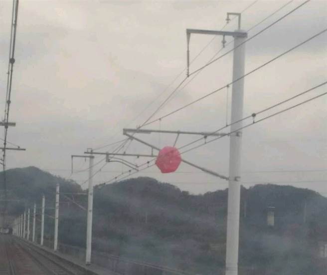 氣球纏繞高鐵電車線，桃園新竹單線營運，部分列車延誤。(高鐵公司提供)