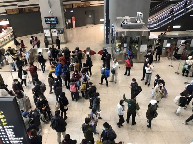 高铁桃园、新竹区间一度因异物缠绕电车线，而改以单线双向通车。（翻摄照片）