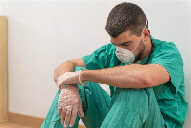 一名印尼男護士在防疫期間，多次與確診新冠的男病患發生關係，直到該病患將過程公開在網路上才曝光，但也讓兩人皆遭警方逮捕。（示意圖／達志影像）