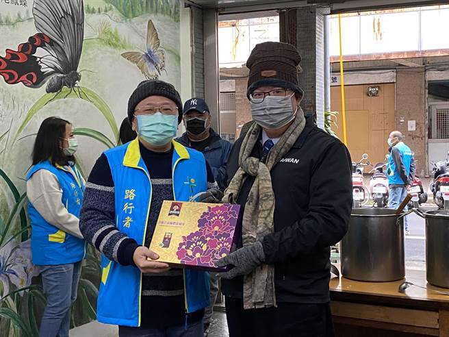 市长郑文灿也在2020最后一天送上保健食品给安欣关怀协会。(蔡依珍摄)