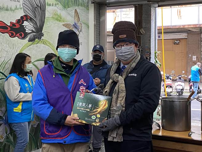 市长郑文灿也在2020最后一天送上保健食品给人安基金会桃园站。(蔡依珍摄)