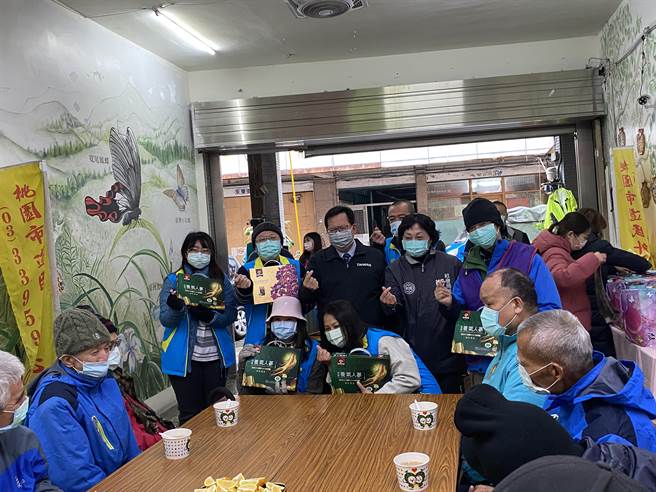 市长郑文灿也在2020最后一天慰问街友及关怀服务街友的社工，并送上御寒衣物和保健食品。(蔡依珍摄)